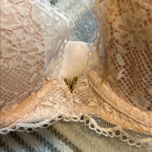 Light Pink Lace Underwire Bra with Molded Cups - Picture 4 of 6